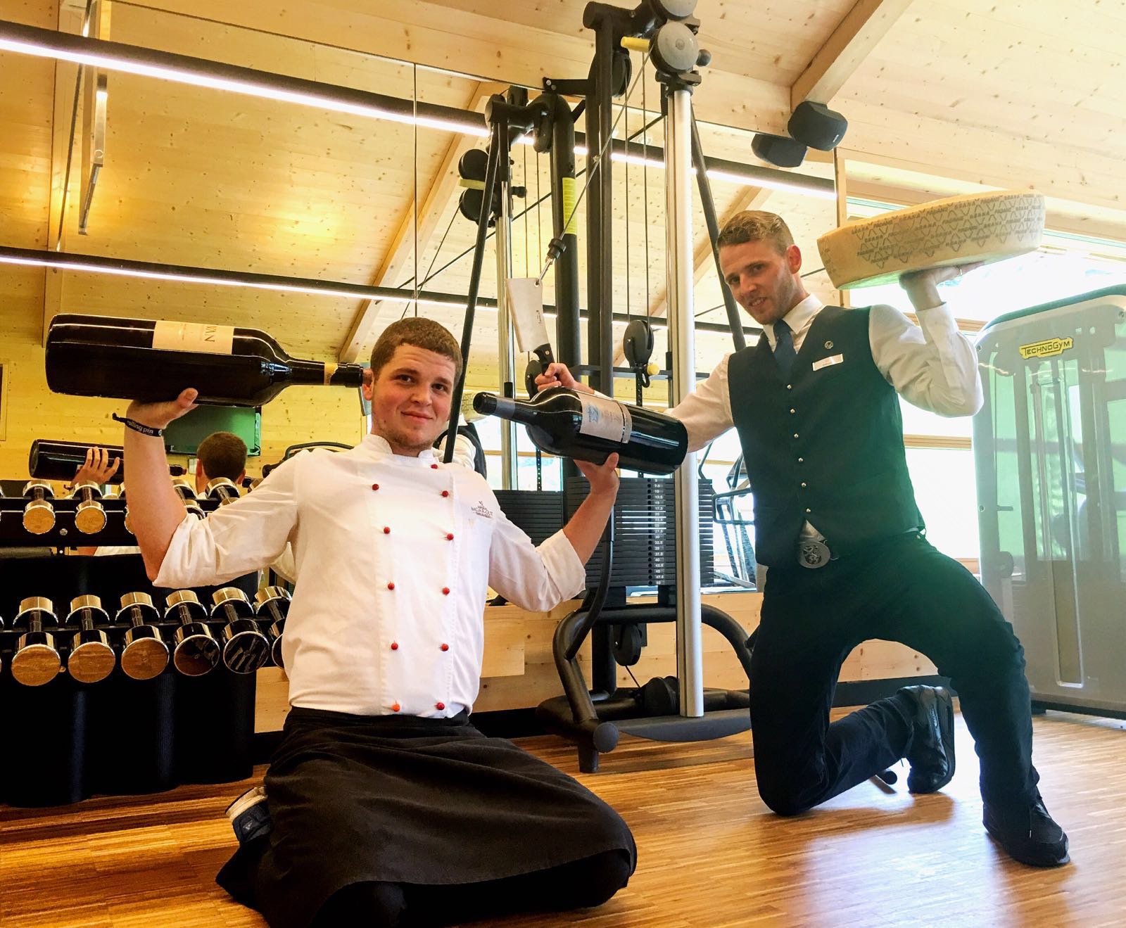 Willi und Lukas im Fitnessstudio vom Hotel Moar Gut