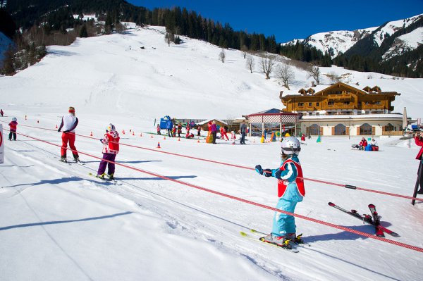 Skikurs für Kinder direkt am Hotel Moar-Gut mit Seillift