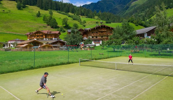Tennisspieler auf dem hoteleigenen Tennisspielplatz des Kinderhotels Moar-Gut