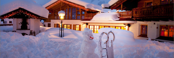 Schneeman vor dem Hotel