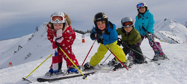 Skizwergerln mit der richtigen Skiausrüstung für Kinder