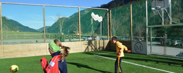 neuer Soccerplatz mit Kunstrasen
