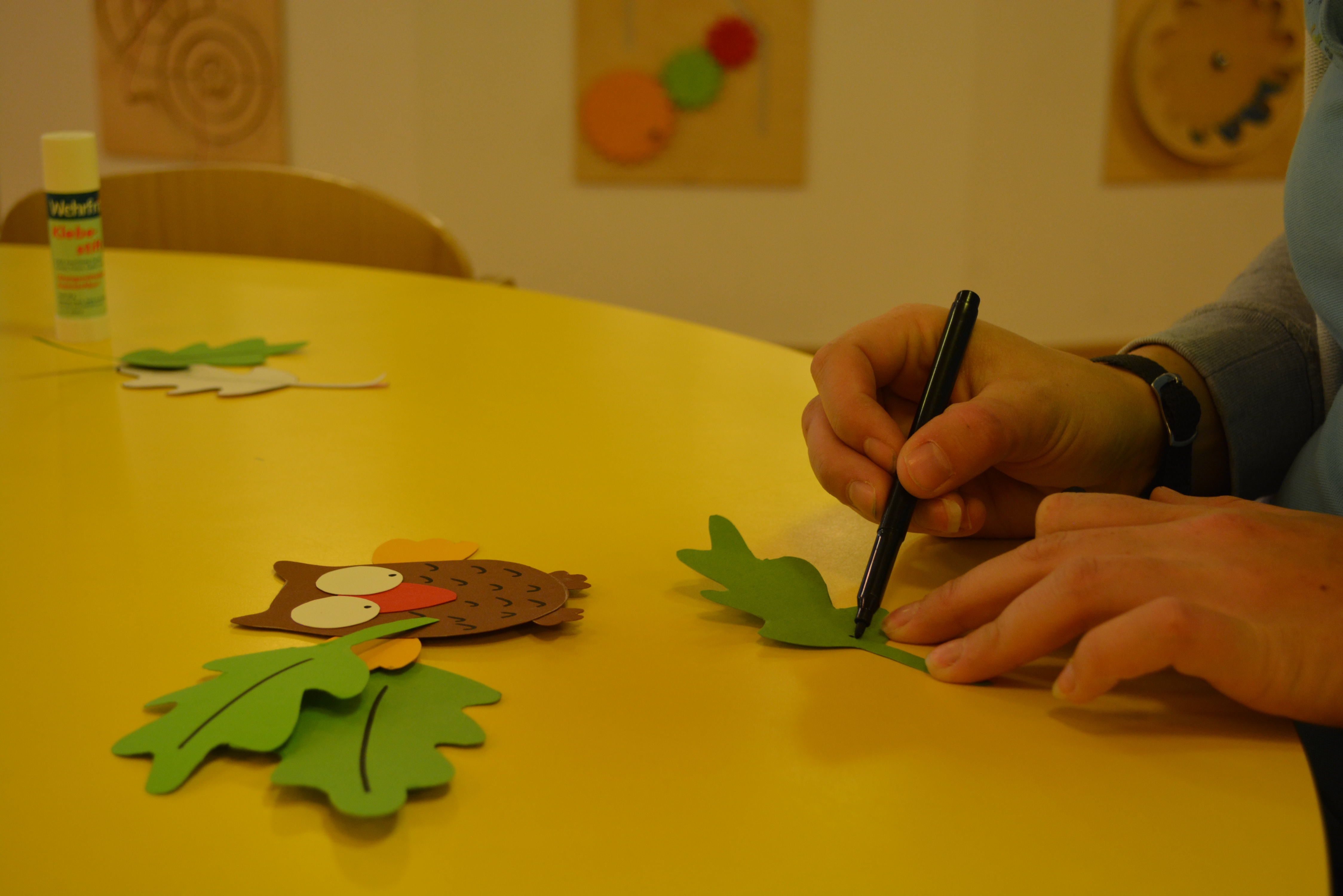 Conny bastelt aus Papier eine Eule