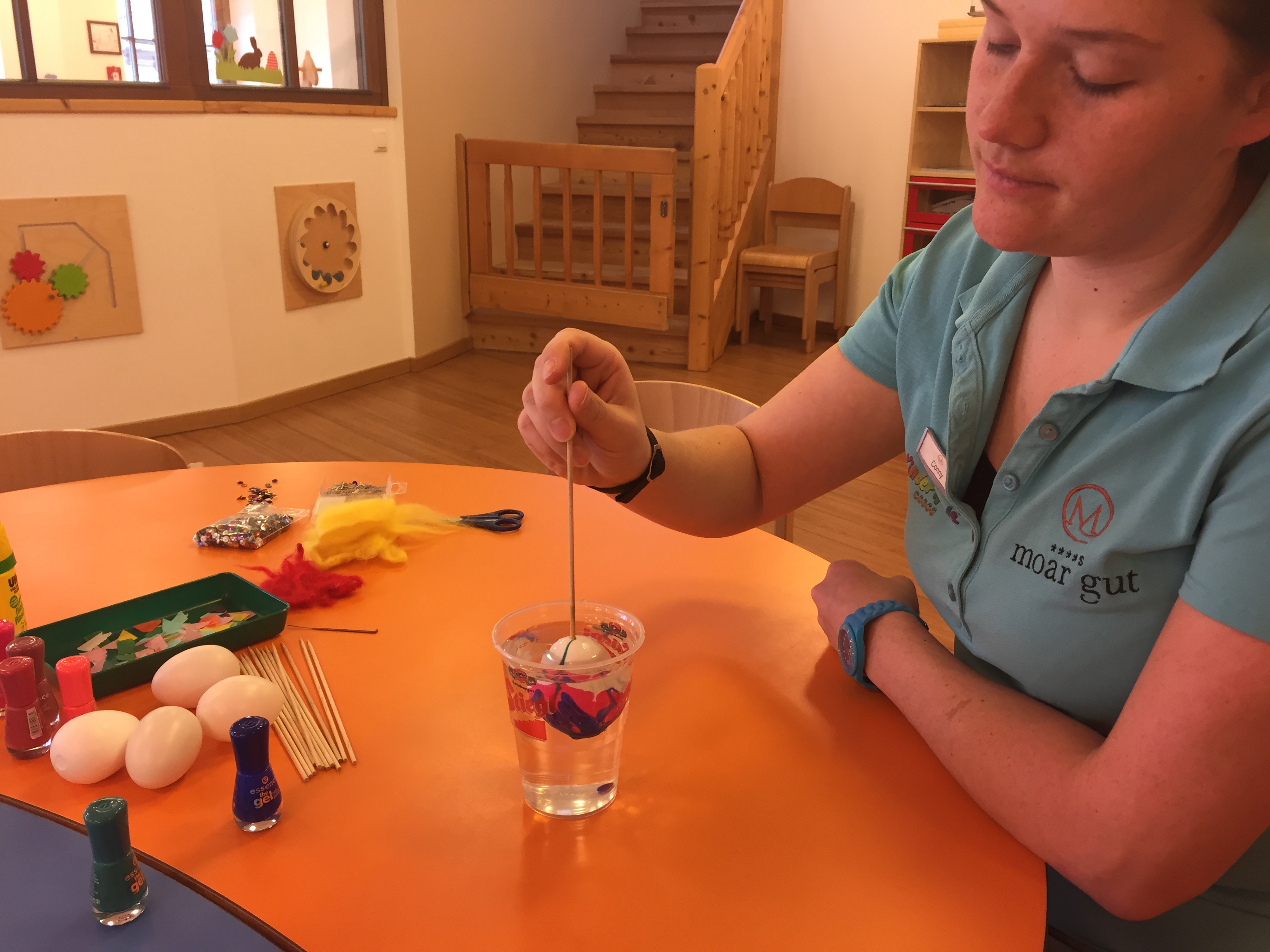 Plastik-Ei in Becher mit Nagellack eintunken