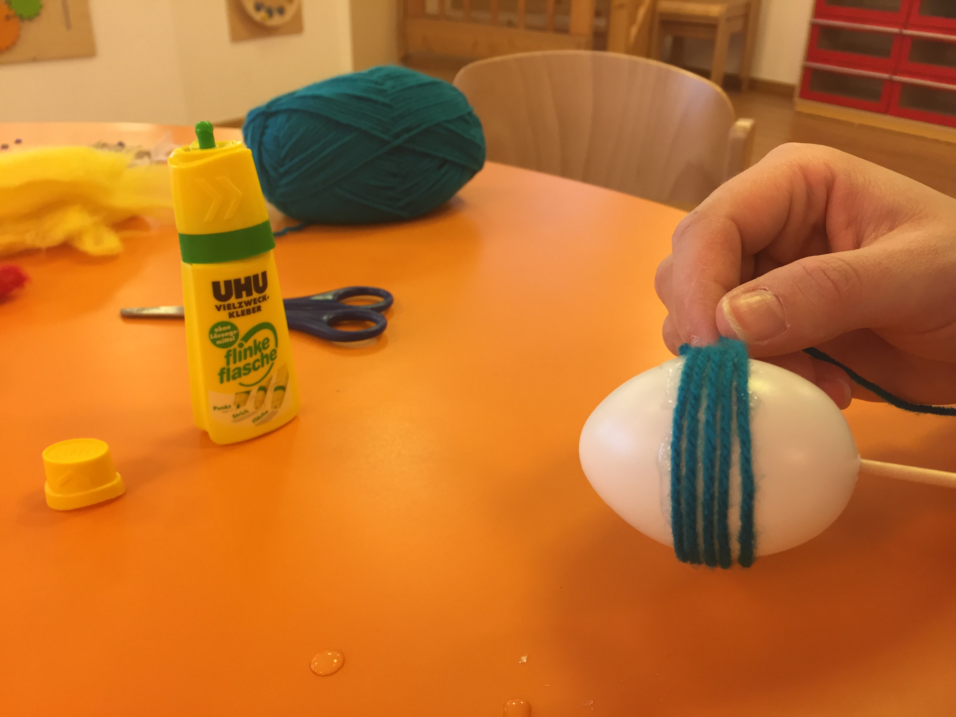 Garn um das Plastik-Ei wickeln