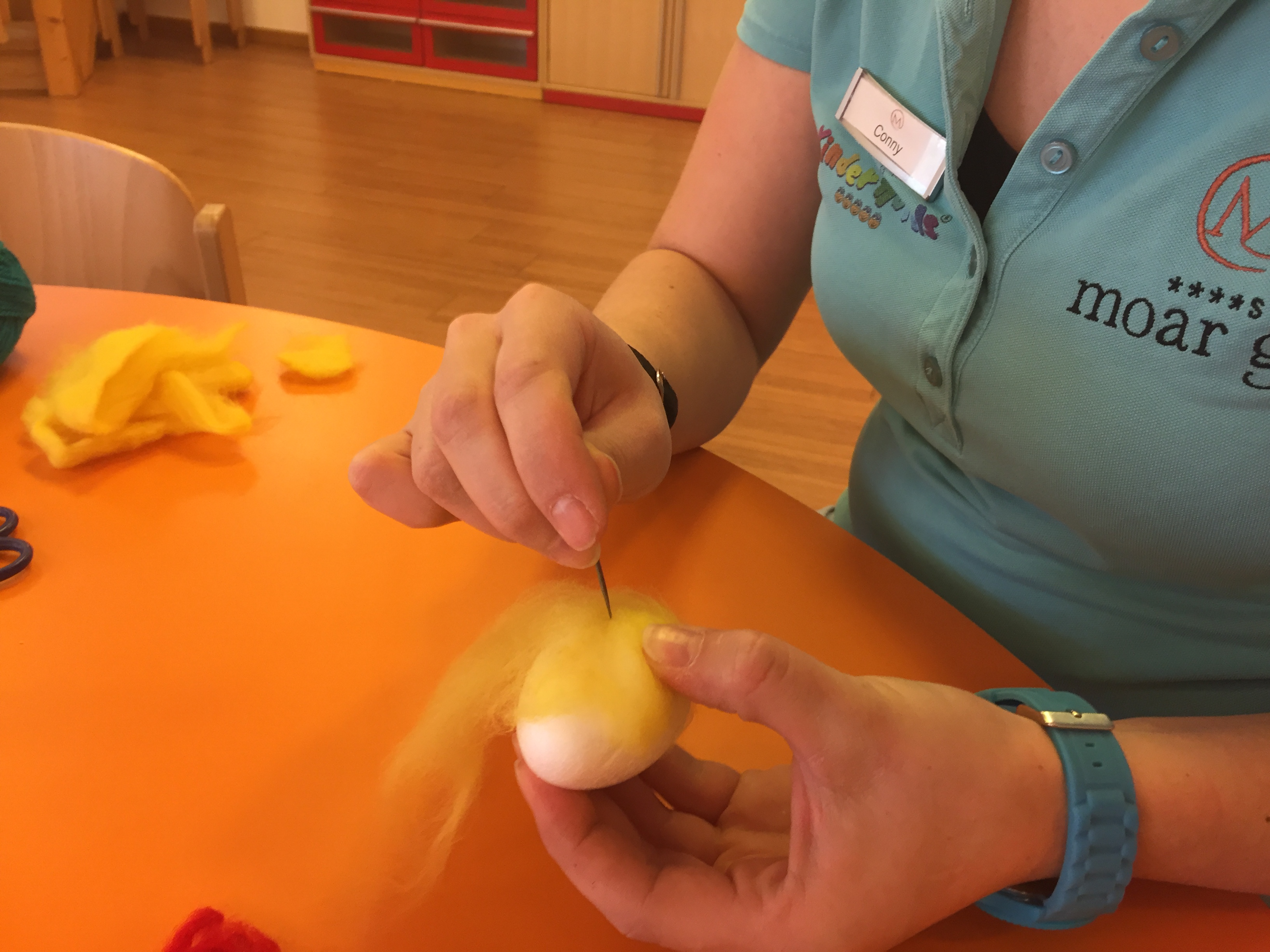 Filz mit Filznadel rund um das Styropor-Ei feststechen