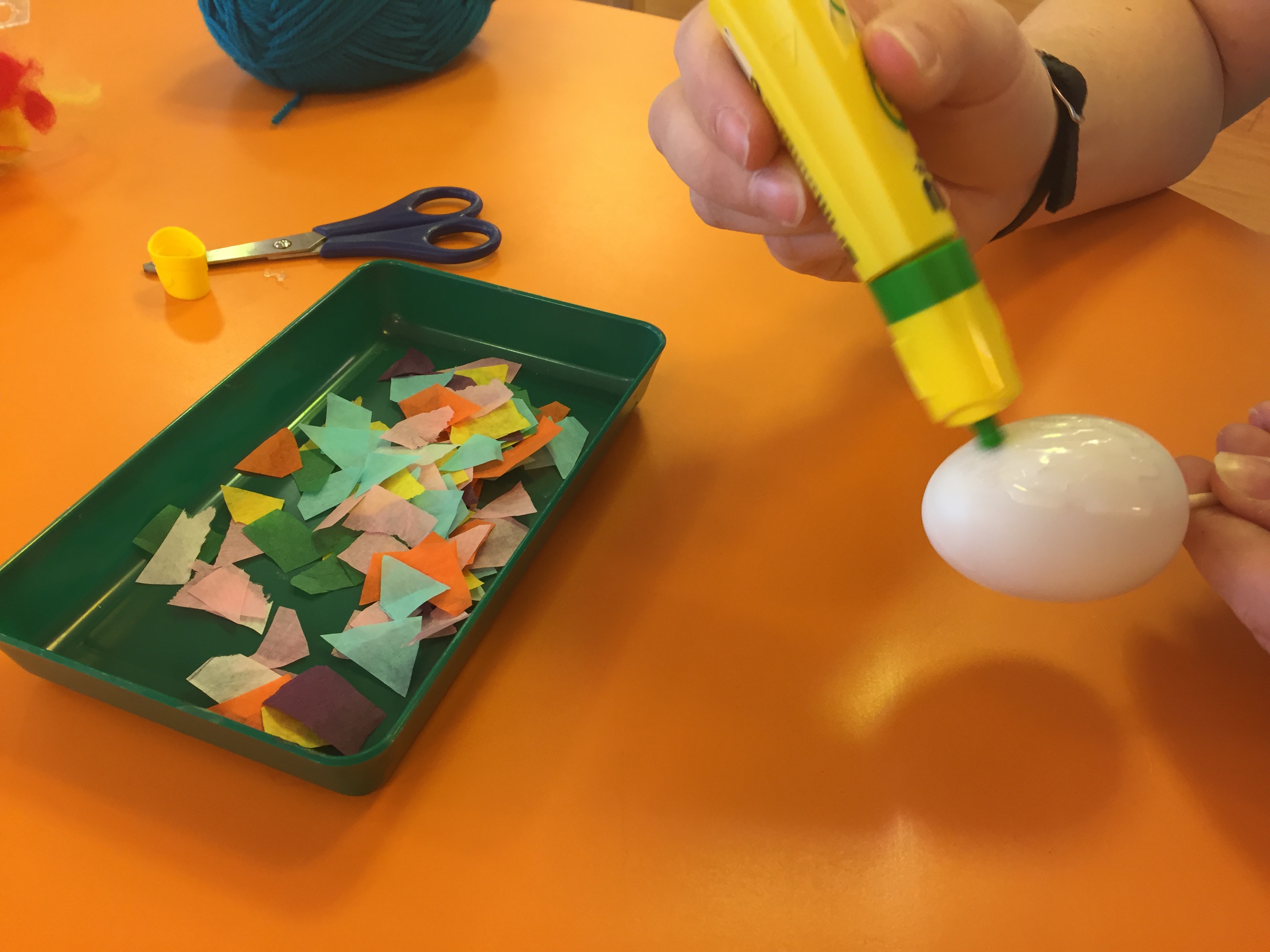 Kleber auf das Plastik-Ei auftragen