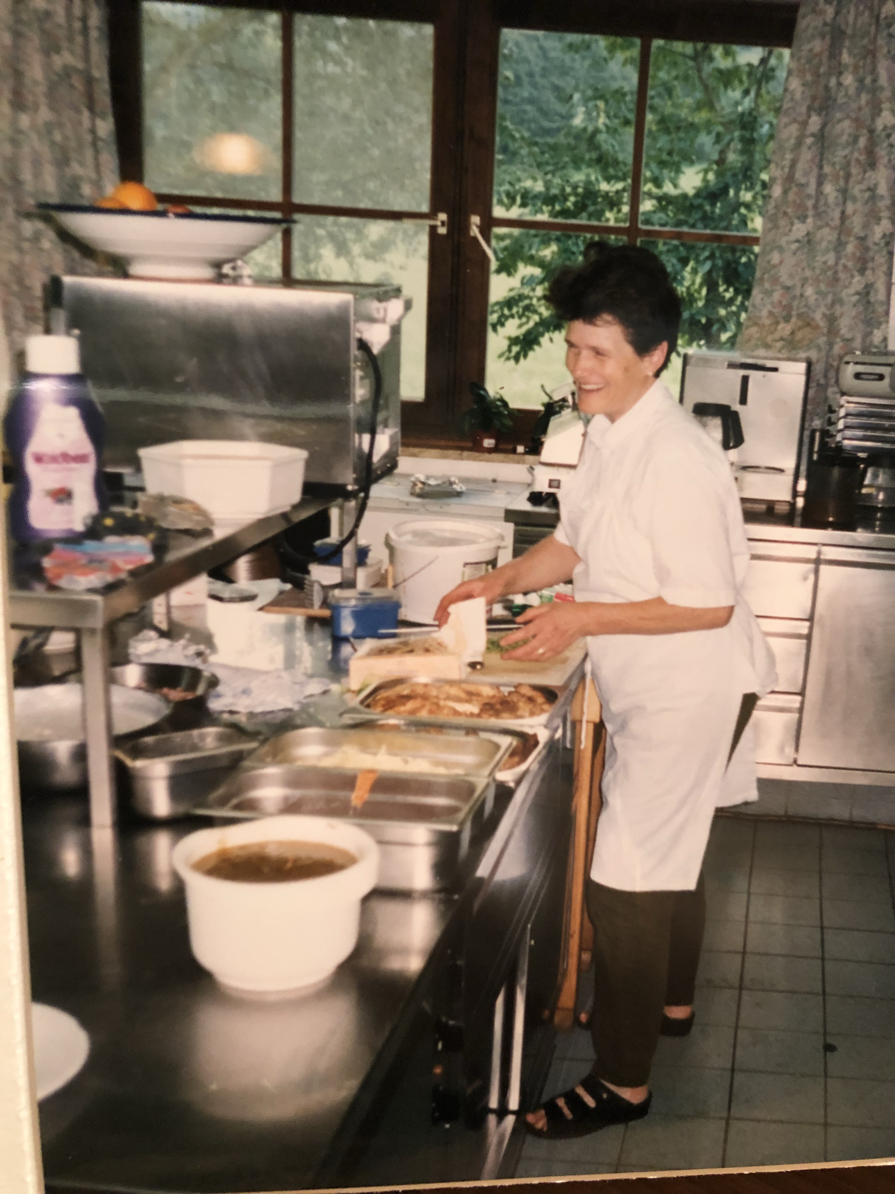 Oma Maria tatkräftig in der Hotel-Küche