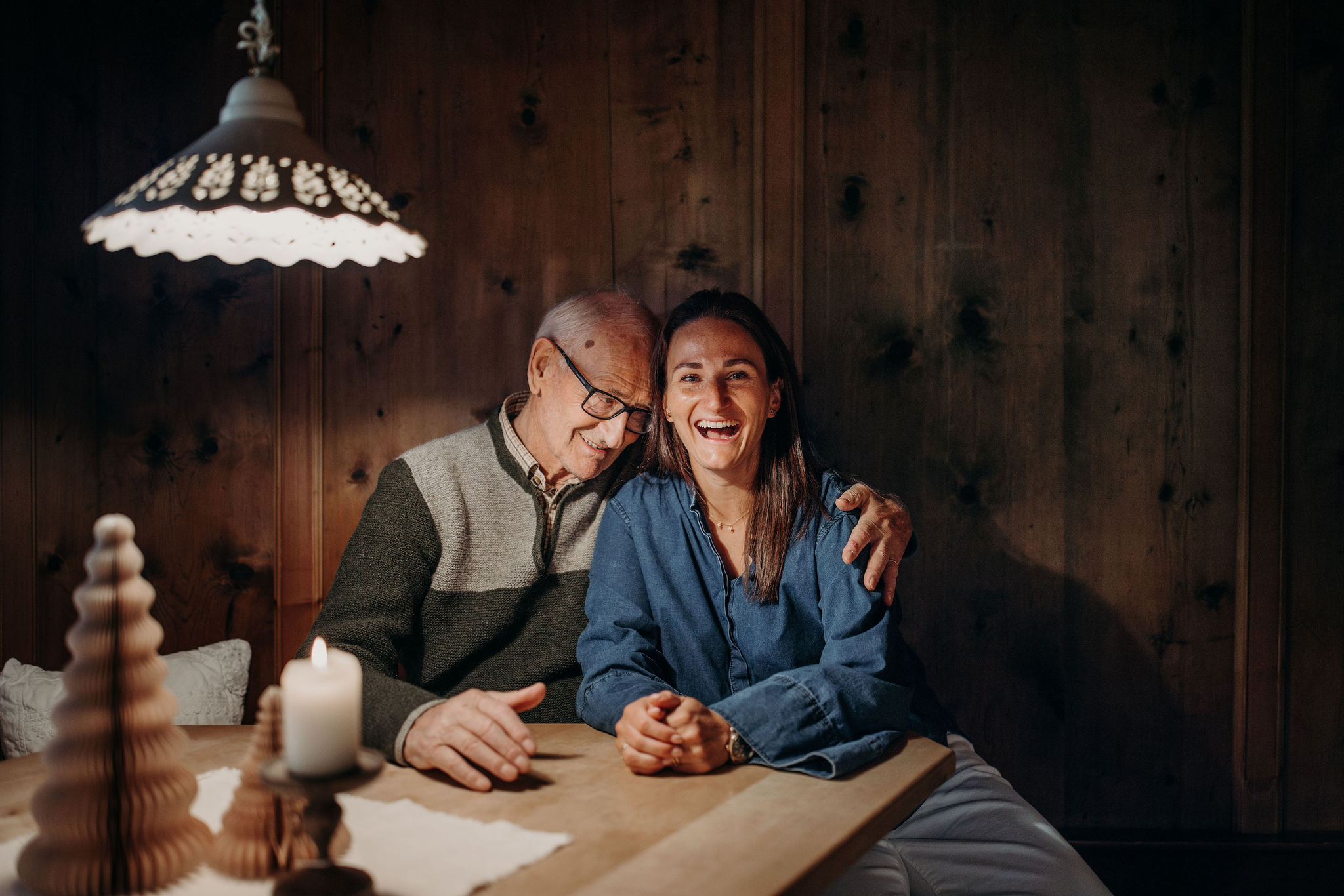 Seniorchef Ferd mit Enkel Nora