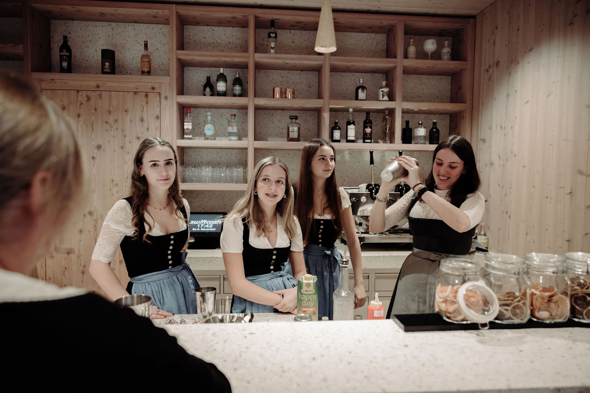 Unsere Lehrlinge hinter der Bar